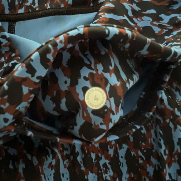 Lululemon Fast and Free 25 inch tight. Size 4. Blue and brown leopard print. - Picture 6 of 7